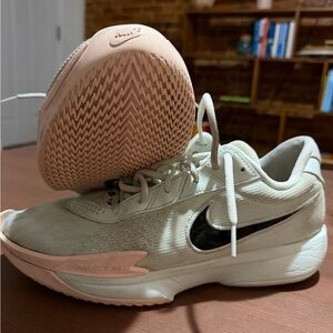 Nike Men's Cream and Black Athletic Shoes